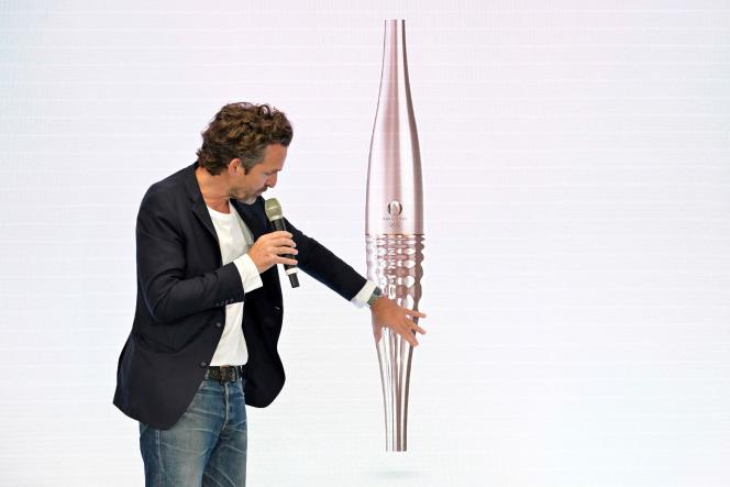 Le designer français Mathieu Lehanneur dévoile la conception des torches et des chaudrons olympiques et paralympiques de Paris 2024, lors d’une conférence de presse en Seine-Saint-Denis, le 25 juillet 2023.