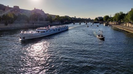 Une quarantaine de bateaux ont défilé sur la Seine, dans la matinée du 17 juillet 2023, pour participer à la première répétition de la cérémonie d'ouverture des Jeux olympiques de Paris 2024. (EMMA SARANGO / RADIO FRANCE)