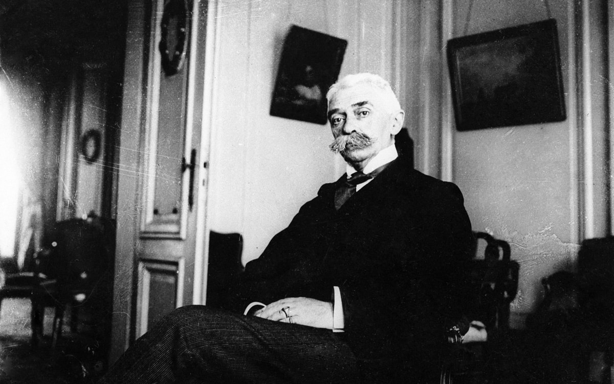Pierre de Coubertin (1863-1937), éducateur français, rénovateur des jeux Olympiques.
