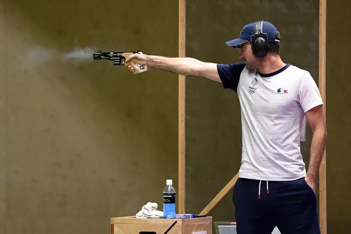 Clément Bessaguet lors de l'épreuve de tir au pistolet 25m des Jeux olympiques de Tokyo, le 2 août 2021. Le Français avait terminé à la 7e place, alors que son compatriote Jean Quiquampoix avait remporté l'or. (CROSNIER JULIEN / KMSP)