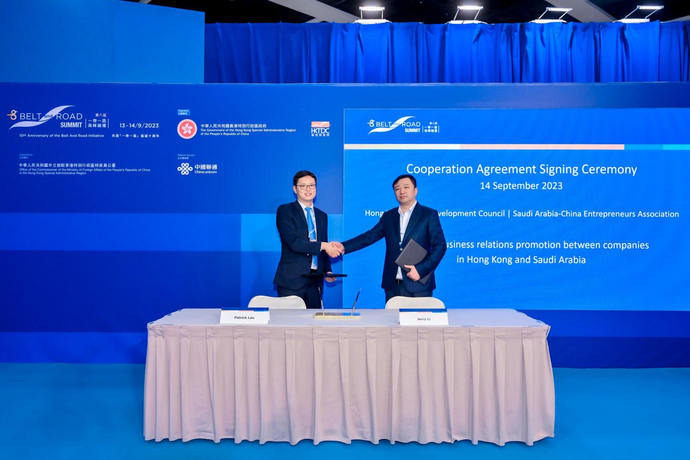Jerry Li signe un protocole d'accord avec Patrick Lau, directeur exécutif adjoint du Hong Kong Trade Development Council