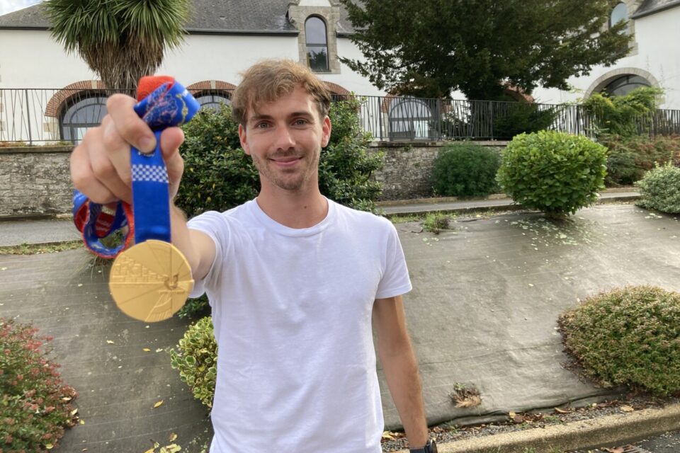 Simon Bédard, originaire de Malestroit (Morbihan) vise les Jeux Olympiques 2024 après son titre de champion du monde universitaire sur 5 000 mètres.