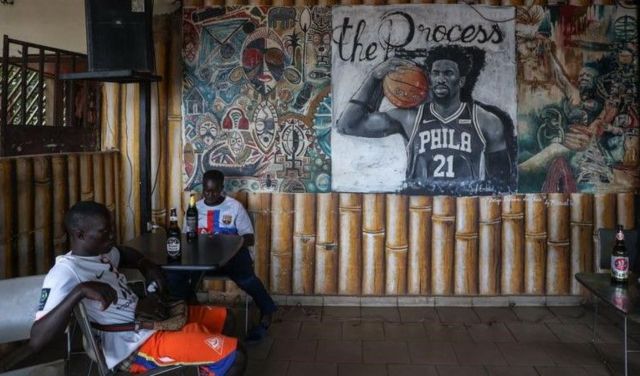 Portrait de Embiid dans un bar à Yaounde