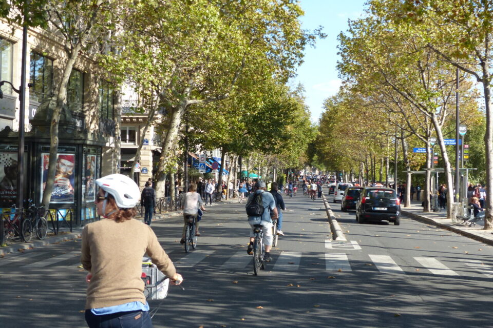 En parallèle de l'interdiction des voitures, l'usage du vélo et des transports en commun était encouragé.