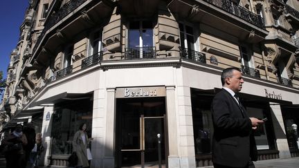 Cette photo, prise le mercredi 12 avril 2017, montre une boutique Berluti à Paris. (CHRISTOPHE ENA / AP / SIPA)
