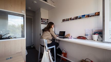 Une étudiante dans une résidence, à Toulouse, le 25 mars 2021. (ADRIEN NOWAK / HANS LUCAS / AFP)