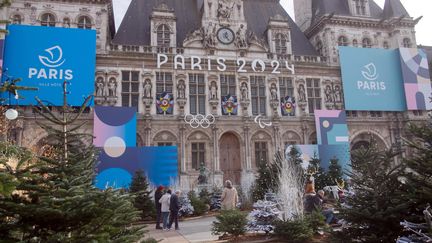 La façade de l'hôtel de ville de Paris habillée aux couleurs des Jeux olympiques et paralympiques de Paris 2024. (BRUNO LEVESQUE / MAXPPP)