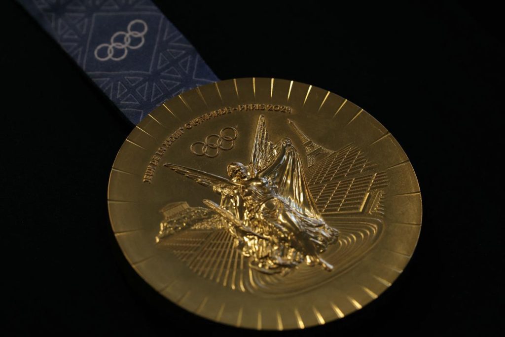 , Jeux olympiques de Paris 2024 : les médailles d’or, d’argent et de bronze se dévoilent avec un véritable morceau de… tour Eiffel