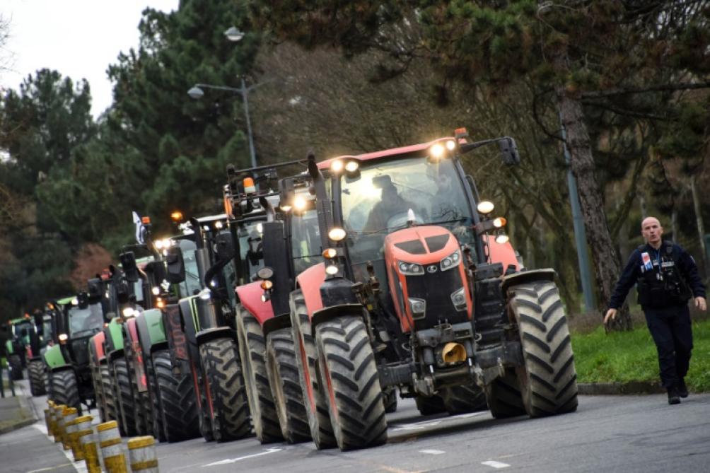 , Les autoroutes rouvrent en France, des agriculteurs encore mobilisés