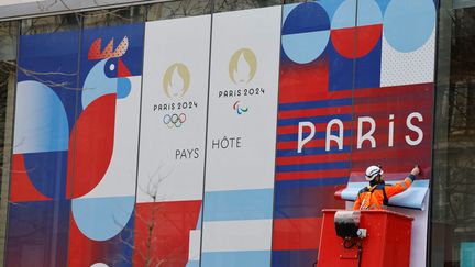 Une affiche géante annonce la tenue des Jeux olympiques et paralympiques sur la façade du ministère de la Santé, à Paris, le 27 février 2024. (LUDOVIC MARIN / AFP)