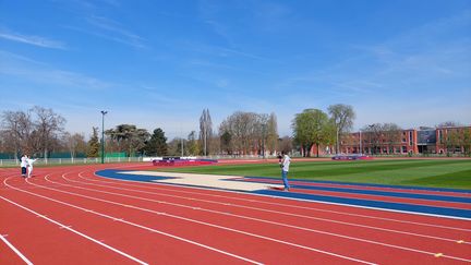 La nouvelle piste d'athlétisme installé à l'Insep, à Paris, avant les JO 2024. (EMMA SARANGO / RADIOFRANCE)