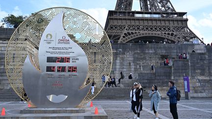 Le compte à rebours avant les Jeux olympiques de Paris, devant la Tour Eiffel. (MUSTAFA YALCIN / AFP)