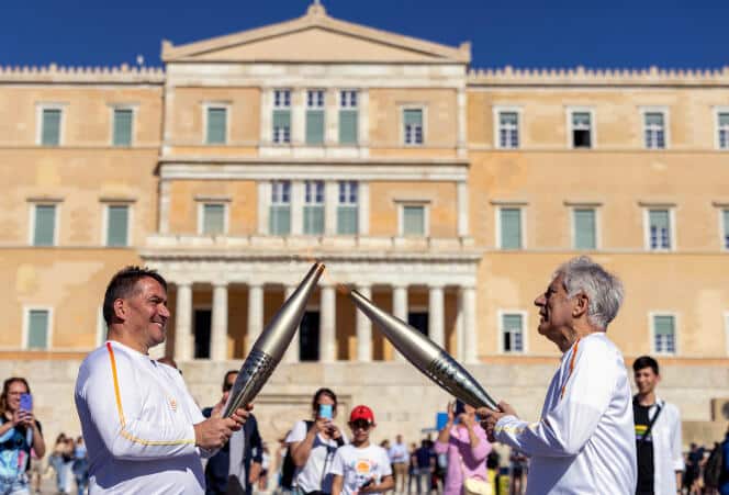 Relais de la flamme olympique devant le Parlement grec, à Athènes, en avril 2024. 